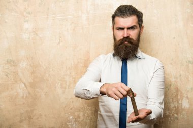 hipster veya sakallı adam kızgın yüz yasaktır puro üzerinde