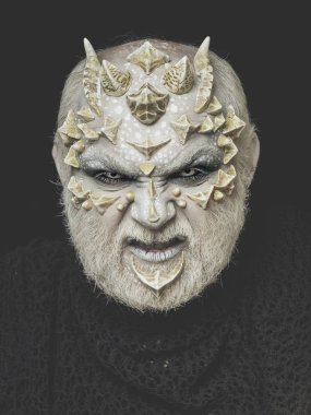 İblis kafası siyah arka plan üzerine