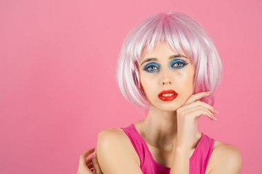 Parlak yapay saçlı kız.