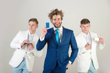 Üç adam boş kart tutan