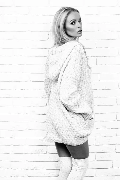 Donna in maglione sexy — Foto Stock
