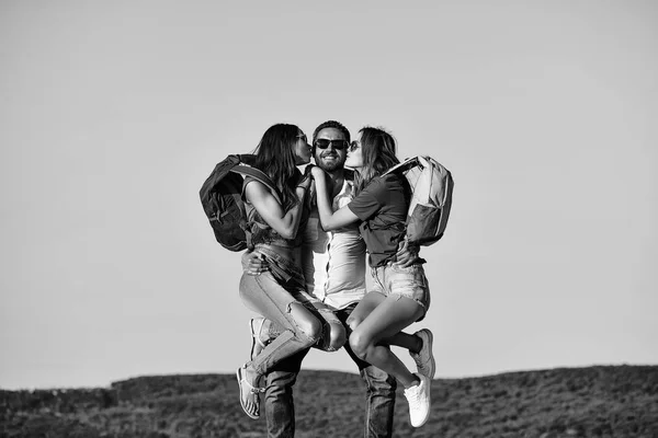 Uomo con le ragazze — Foto Stock