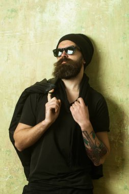 Motorcu veya hipster adam gözlük, şapka