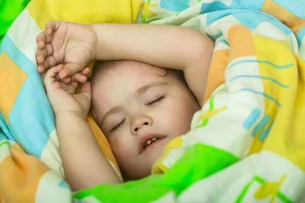 Bebê sonolento em cobertor colorido . — Fotografia de Stock