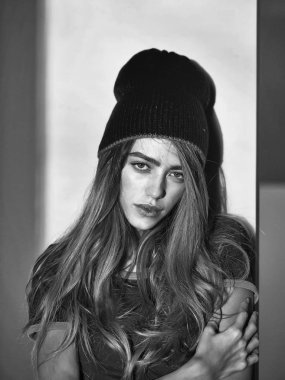 gömlek ve şapka uzun saçlı kadın