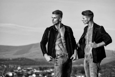 vücut geliştiriciler veya ikiz erkekler gökyüzü üzerinde