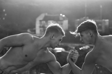 İkiz erkek veya vücut geliştiriciler güreş