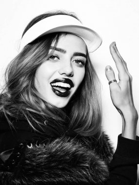 modeli veya spor şapkalı uzun saçlı mutlu kadın