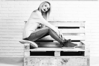 kadın kanepede oturuyor