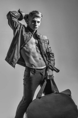 maço erkek seksi vücut ile büyük torba tutar