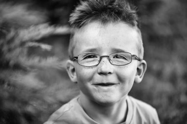 saçlı gözlüklü erkek bebek