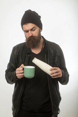 Hipster yoğurt ve kupa ile şapkalı.