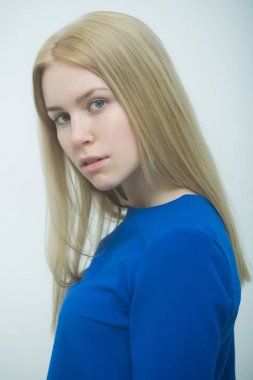 Kadın sevimli yüzü üzerinde hiç makyaj ile