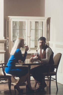 Kız ve restoranda dating hipster