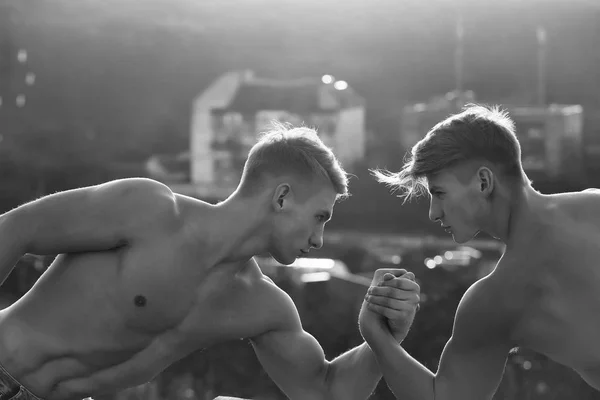 Hombres gemelos o culturistas luchando — Foto de Stock