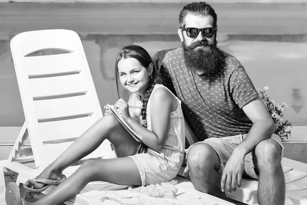 adam ve yüzme havuzunda mutlu kız