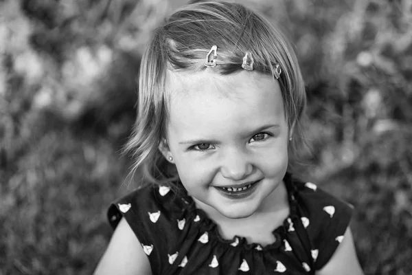 Bebek kız gülümsüyor