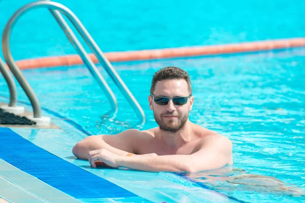 Boy swimmer with smile on bearded face in swimming pool — Stock Photo, Image