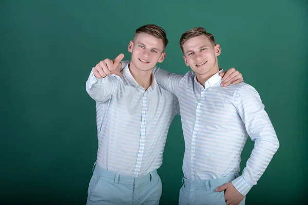 Dois irmãos sorrindo e apontando o dedo — Fotografia de Stock