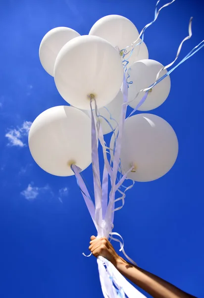 Globos de vacaciones vuelan en el cielo azul . — Foto de Stock