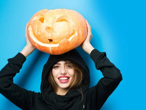Mulher de Halloween com rosto feliz . — Fotografia de Stock