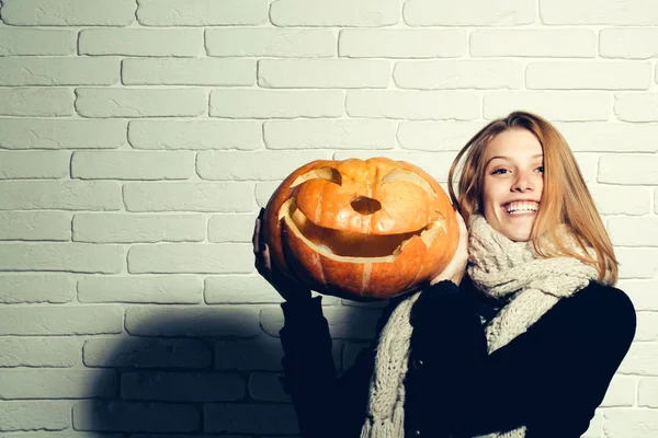 Halloween kobieta z radosna buźka. — Zdjęcie stockowe