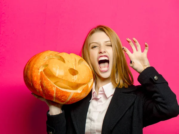 Mujer de Halloween con cara feliz . — Foto de Stock