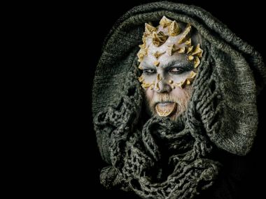 Canavar yüz beyaz gözler, diken ve siğiller ile