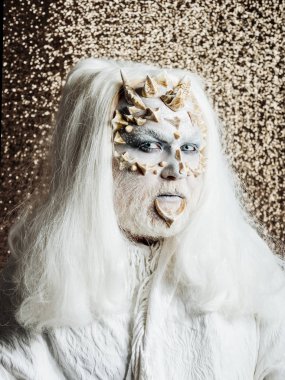 Şeytan altın bokeh arka plan üzerine beyaz kumaş