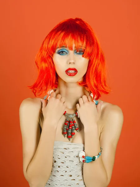 Etnik takı parlak yapay saçlı kız.