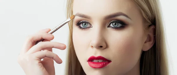 Dívka použití očních stínů makeup kartáč — Stock fotografie