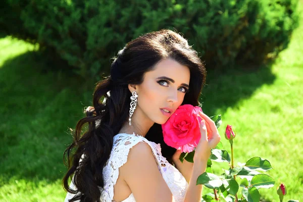 Braut mit langen brünetten Haaren mit Blume. — Stockfoto
