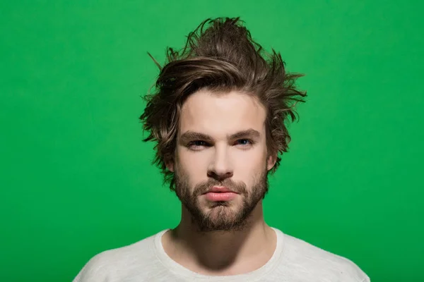 Matin réveil de l'homme avec barbe et cheveux longs — Photo