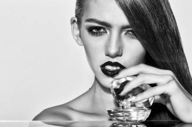 İnci kabuğu kadınla