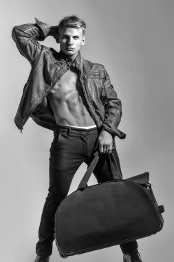 maço erkek seksi vücut ile büyük torba tutar