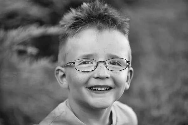 Счастливый мальчик с волосами в очках — стоковое фото