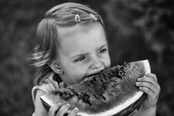 Menina comendo melancia ao ar livre — Fotografia de Stock