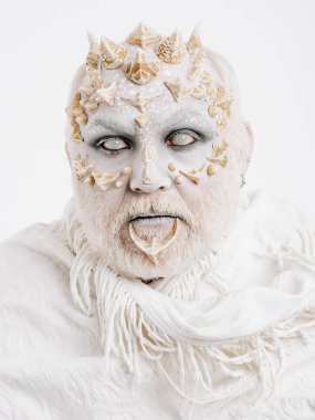 Adam kör gözlerle bakarken.