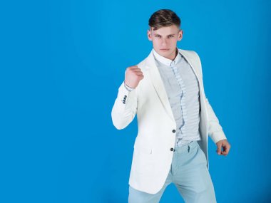 Kazanan jestle bağıran adam