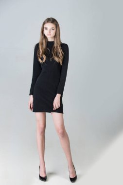 Siyah elbiseli uzun saçlı kadın