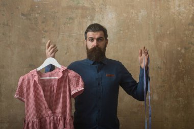 Sakallı adam tutun elbise ve şerit metre.