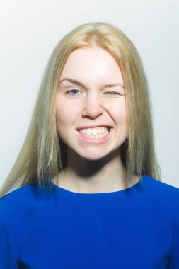 Kız beyaz dişler gözlerle sevimli yüz göz kırpıyor.