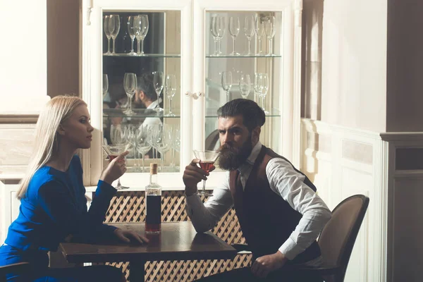 Hombre y mujer bebiendo de vasos de martini — Foto de Stock