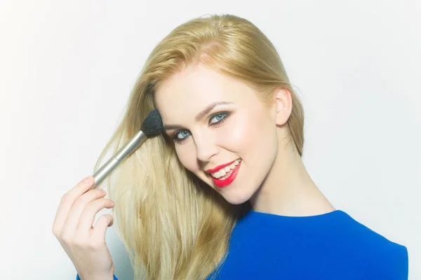 Szczęśliwa dziewczyna z blond długie włosy uśmiechając się z czerwonymi ustami — Zdjęcie stockowe