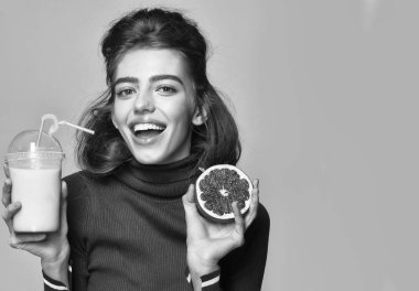 Greyfurt ve saman ile fincan gülümseyen kadın