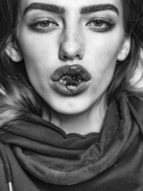 yüzünde arı ile moda modeli