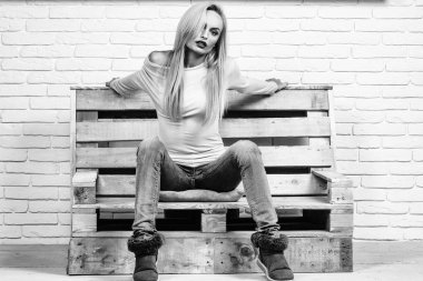 kadın kanepede oturuyor