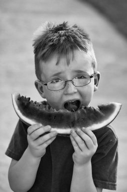 karpuz yeme bardaklarda saçlı çocuk