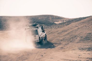 Tozlu çöl kumulları ile Jeep dayak