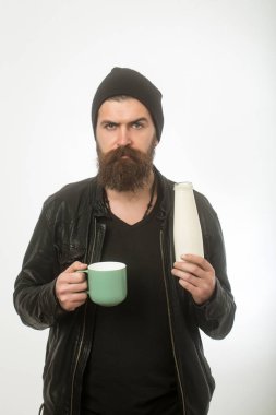 Uzun sakallı adam tutun süt şişesi.